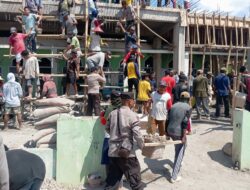 Personel Polsek Sape Gotong Royong Renovasi Masjid Bersama Warga