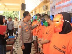 Pesan di Balik Topeng ‘Super Hero’ Para Tersangka Saat Konferensi di Polres Loteng. ‎ ‎