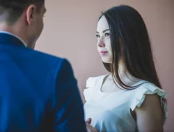 Ketika Istri Sudah Lelah Berdebat dan Memilih Sindiran Halus Sebagai Senjata, Ini 5 Tandanya!