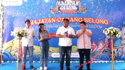 Peresmian Hajatan FIFGROUP Cabang Selong dilakukan oleh Kepala Cabang FIFGROUP Selong, Teddy Hermawan (kedua dari kanan) didampingi oleh Marketing Manager SPEKTRA Area Nusa Tenggara, I Wayan Tiska Mahardika (paling kiri) bersama dengan Region Head Astra Motor Nusa Tenggara Barat (NTB), Jeffry Mei Gamastra Runawang (paling kanan) berlokasi di Kantor Cabang Selong pada Sabtu, 11 Oktober 2025.