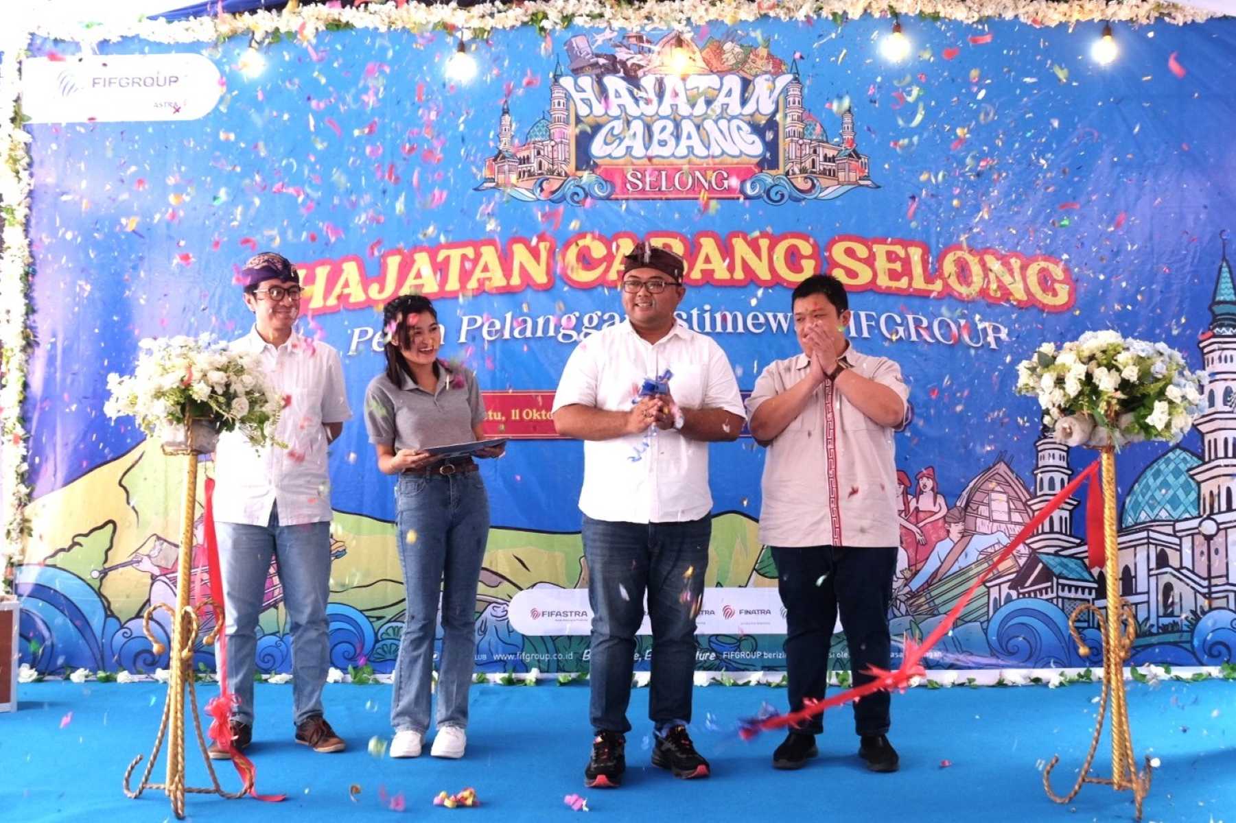 Peresmian Hajatan FIFGROUP Cabang Selong dilakukan oleh Kepala Cabang FIFGROUP Selong, Teddy Hermawan (kedua dari kanan) didampingi oleh Marketing Manager SPEKTRA Area Nusa Tenggara, I Wayan Tiska Mahardika (paling kiri) bersama dengan Region Head Astra Motor Nusa Tenggara Barat (NTB), Jeffry Mei Gamastra Runawang (paling kanan) berlokasi di Kantor Cabang Selong pada Sabtu, 11 Oktober 2025.