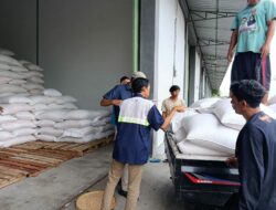 Polsek Gerung Kawal Distribusi 3,4 Ton Jagung Petani ke Bulog Mataram