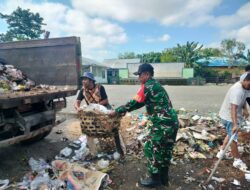 Babinsa dan Warga Sesela Kompak Bersihkan TPS Desa
