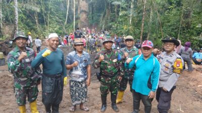 Kades, TNI-Polri bersama Masyarakat Giri Madia dan Dasan Geria Bahu-Membahu Bangun Jembatan