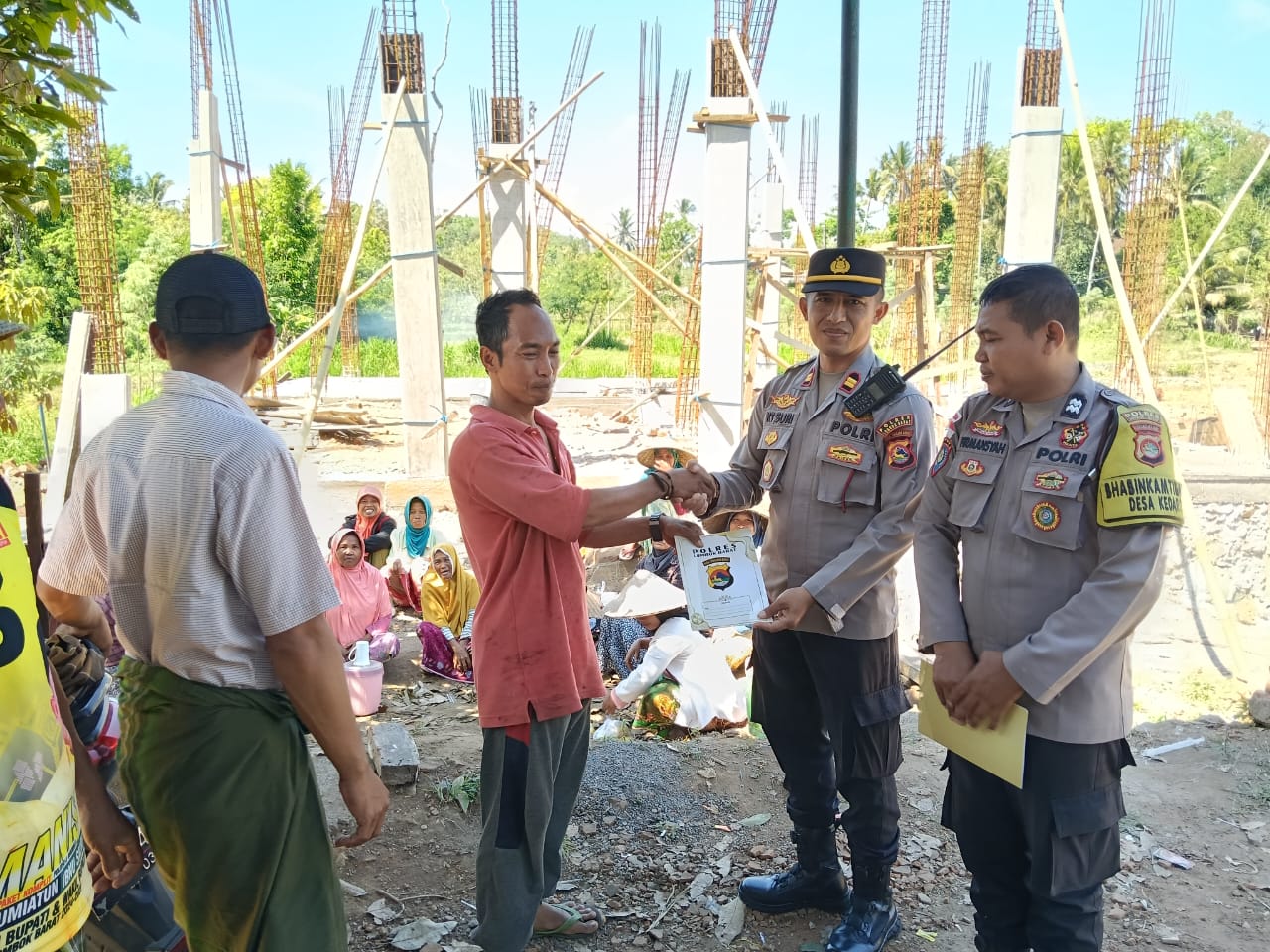 Aksi Nyata Polri: Polsek Sekotong Salurkan Bantuan Sosial di Desa Kedaro Lombok Barat