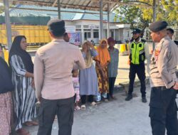 Personel Polsek Kawasan Pelabuhan Poto Tano Gelar Patroli Dialogis, Imbau Masyarakat Waspada dan Tertib