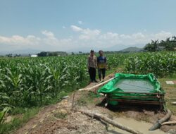 Bhabinkamtibmas Desa Dorebara Dampingi Petani Siapkan Lahan Tanam Jagung 2025