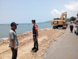 Upaya Cegah Abrasi, Babinsa Bintaro Dampingi Pemasangan Batu Pelindung