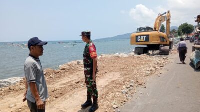 Upaya Cegah Abrasi, Babinsa Bintaro Dampingi Pemasangan Batu Pelindung