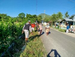 Bhabinkamtibmas Desa Mura Bersama Warga Gelar Aksi Gotong Royong Bersihkan Jalan Desa