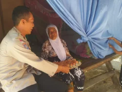 Polisi Hadir dengan Hati, Bhabinkamtibmas Sekotong Bagikan Nutrisi Mantap