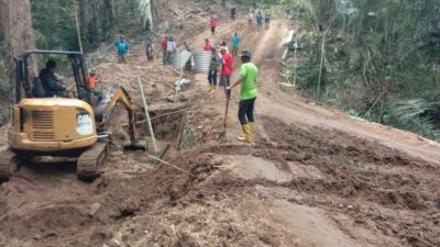 Satgas TMMD ke-126 Kodim 1606 Mataram Pasang Armco Perlebar Akses Jembatan Giri Madia
