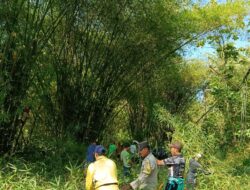 Bhabinkamtibmas Desa Seloto Aiptu Abdul Kadir Ajak Warga Gotong Royong di Jalan Raya Seloto