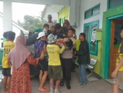 Bhabinkamtibmas Desa Tarlawi Bantu Korban Laka Tunggal di Jalan Lintas Kombo–Tarlawi