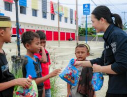 Satgas Humas Ops Damai Cartenz Berbagi Bersama Warga dan Anak-Anak di Jayapura
