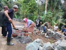 Tak Kenal Lelah, Inak Nur Ikut Gotong Royong TMMD Giri Madia