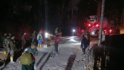 Semangat Tak Surut, Satgas TMMD dan Warga Giri Madia Lembur di Tengah Hujan