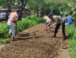 BHABINKAMTIBMAS DESA MANEMENG GOTONG ROYONG BERSAMA WARGA PERBAIKI JALAN.