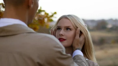 Benarkah Pria Lebih Tua Lebih Menarik? Ini Rahasia Kedewasaan dan Stabilitas Finansial yang Dicari Wanita