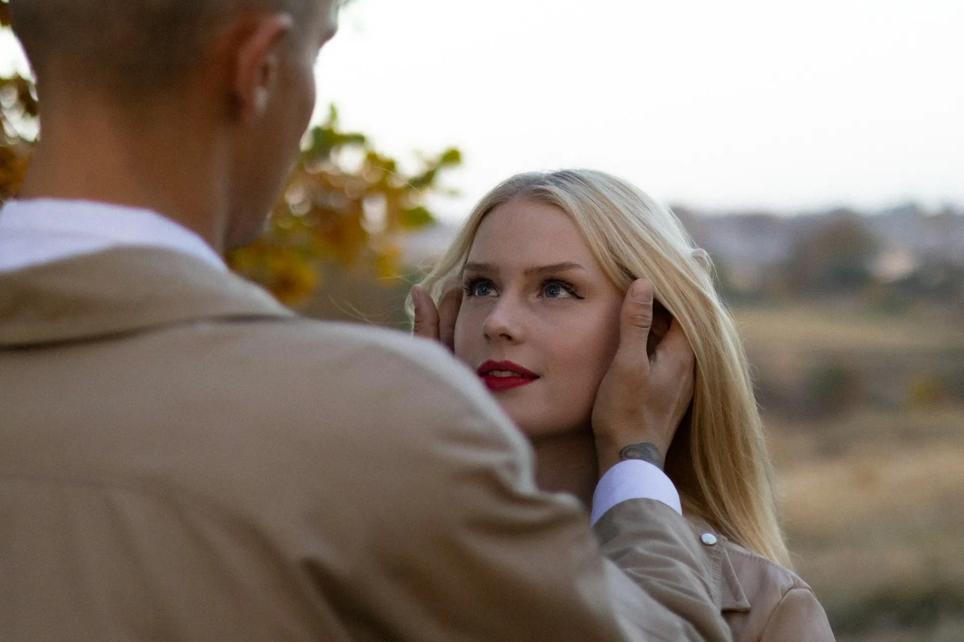 Benarkah Pria Lebih Tua Lebih Menarik? Ini Rahasia Kedewasaan dan Stabilitas Finansial yang Dicari Wanita