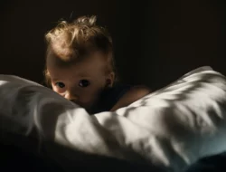 Bayi Sering Bangun Malam? Bukan Nakal, Ini Penyebab Aslinya!
