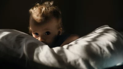 Bayi Sering Bangun Malam? Bukan Nakal, Ini Penyebab Aslinya!
