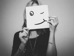 Jangan Senang Dulu! Kenali Pujian Terselubung yang Merendahkan Harga Diri