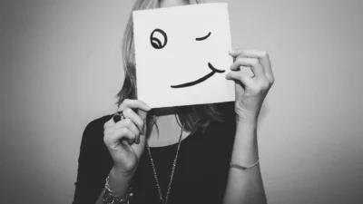 Jangan Senang Dulu! Kenali Pujian Terselubung yang Merendahkan Harga Diri