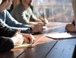 Bukan Debat! Ini Kalimat Ampuh Mengelola Konflik di Kantor Agar Tim Tetap Solid