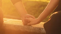 Jenis Keintiman Non-Seksual yang Jadi Fondasi Pernikahan Harmonis, Jangan Sampai Hilang!