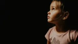 Mengatasi Rasa Takut Anak dan Cara Mengajarkannya Berani Bertahap