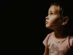 Mengatasi Rasa Takut Anak dan Cara Mengajarkannya Berani Bertahap