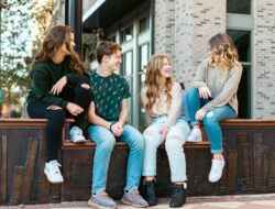 Jangan Anggap Anti-Sosial! Ini 5 Alasan Kenapa Hubungan Sosial Orang Cerdas Terlihat Berbeda