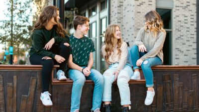 Jangan Anggap Anti-Sosial! Ini 5 Alasan Kenapa Hubungan Sosial Orang Cerdas Terlihat Berbeda