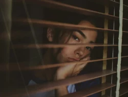 Mengapa Si Cerdas Sering Jadi Introvert? Ternyata Ini Rahasia Otak Mereka