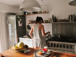 Posisi Berdiri di Dapur Ternyata Bisa Bongkar Sifat Aslimu! Kamu Tipe Mana?