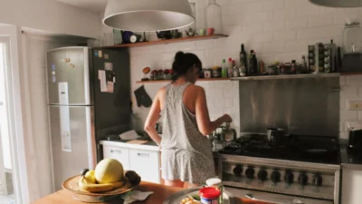 Posisi Berdiri di Dapur Ternyata Bisa Bongkar Sifat Aslimu! Kamu Tipe Mana?