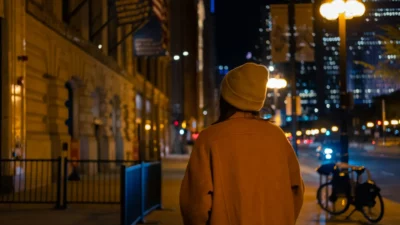 Ini Seni Menyendiri di Tengah Keramaian yang Wajib Dikuasai Introvert Kota