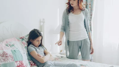 Ini 7 Kebiasaan Pola Asuh yang Merugikan Anak Tapi Sering Dianggap Wajar