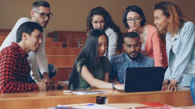 Pengertian Praktikum dan Bedanya dengan Praktik Kerja