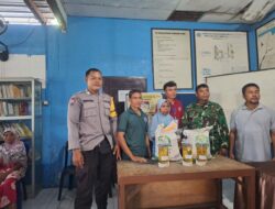 Bhabinkamtibmas Rhee Kawal Distribusi Bantuan Pangan Kemensos untuk 190 KPM