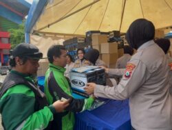 Polres Malang Kota Bagikan Ribuan Helm Kepada Pengemudi Ojol