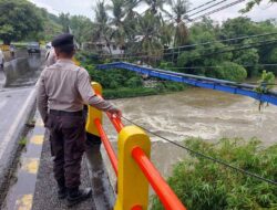 Patroli Polisi Gerung Pantau Debit Air Kali Dodokan