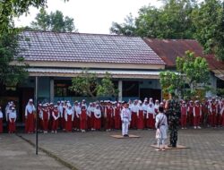 Babinsa Kodim 1606 Mataram Tanamkan Semangat Kepahlawanan di SDN 1 Suranadi