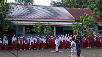 Babinsa Kodim 1606 Mataram Tanamkan Semangat Kepahlawanan di SDN 1 Suranadi