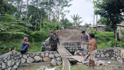 Akses Petani Makin Mudah, Babinsa Awasi Pembangunan Jalan Usaha Tani