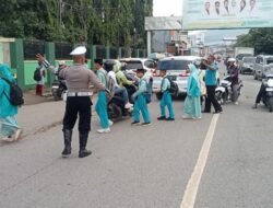 Unit Lantas Polsek Rasanae Barat Polres Bima Kota Laksanakan Kegiatan Rawan Pagi, Bantu Pelajar Menyebrang Jalan
