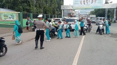 Unit Lantas Polsek Rasanae Barat Polres Bima Kota Laksanakan Kegiatan Rawan Pagi, Bantu Pelajar Menyebrang Jalan