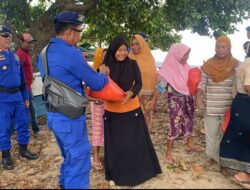 POLRES DOMPU GELAR BAKTI SOSIAL DALAM RANGKA HUT POLAIRUD KE-75 DI PESISIR DESA NANGAMIRO