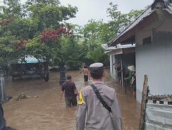BHABINKAMTIBMAS DESA SONGGAJAH SIGAP EVAKUASI WARGA TERDAMPAK BANJIR DI KECAMATAN KEMPO